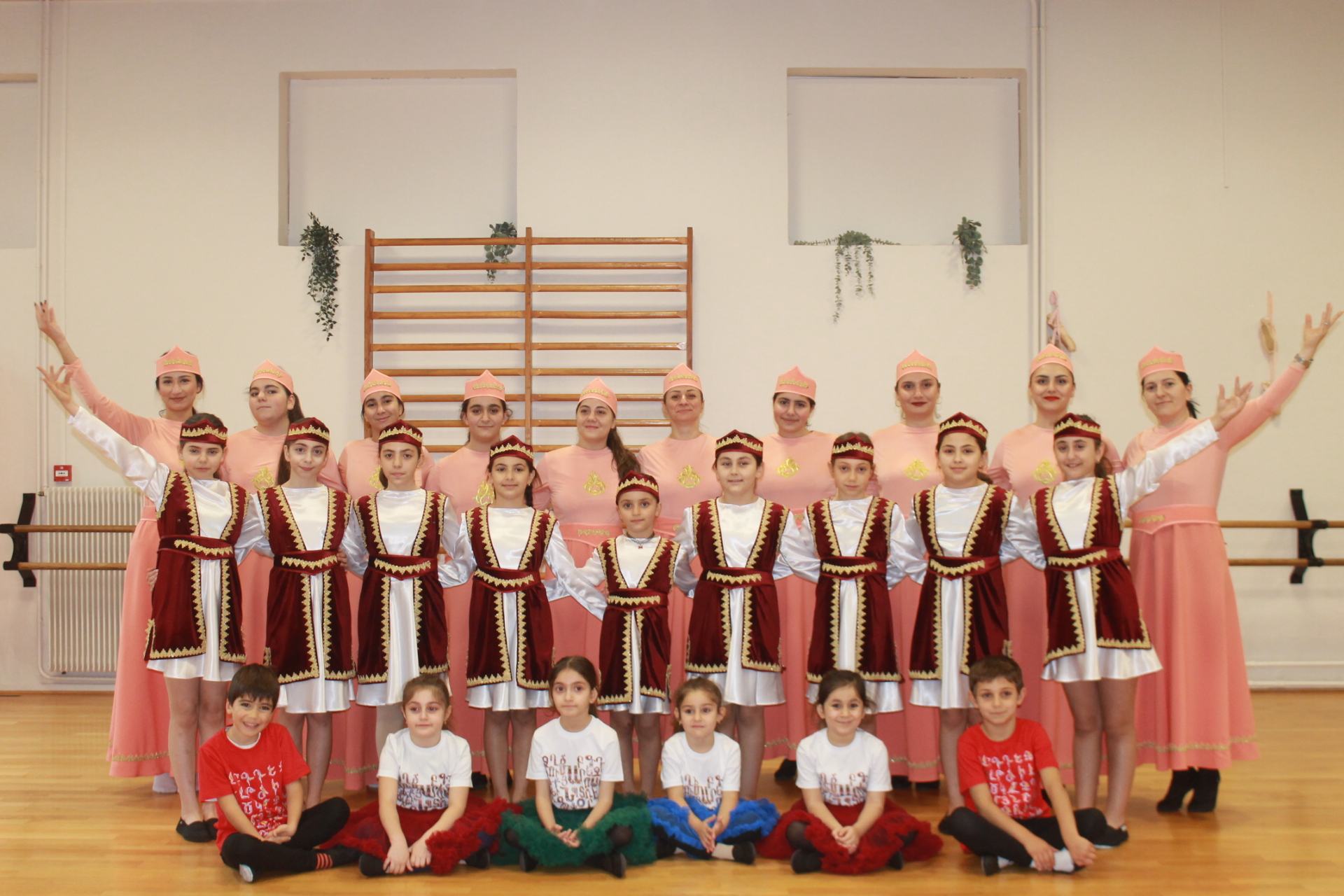 Danseurs et danseuses du groupe Avetis Dance