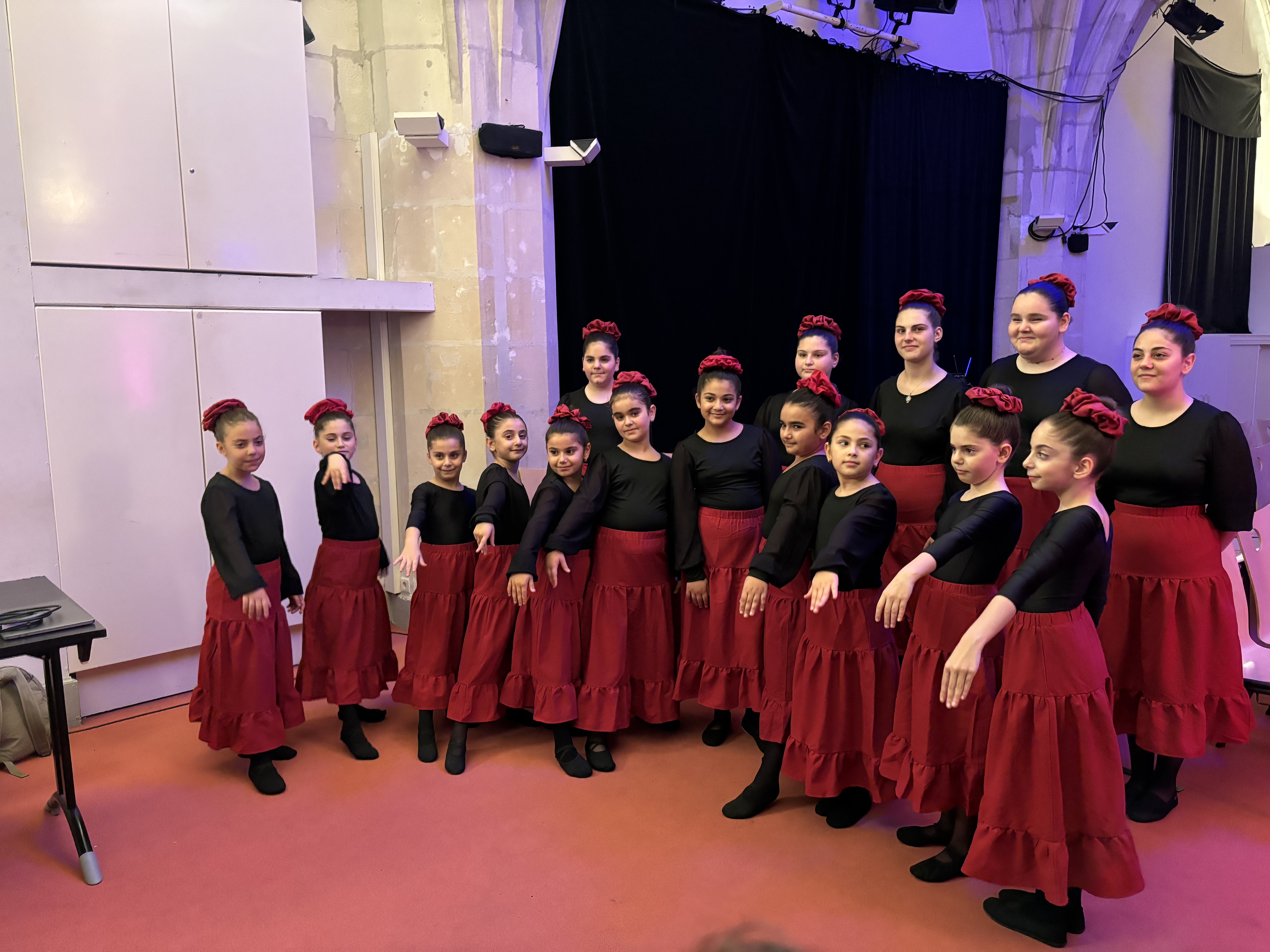 Les élèves de l'UAC sur la scène de la salle Ockeghem